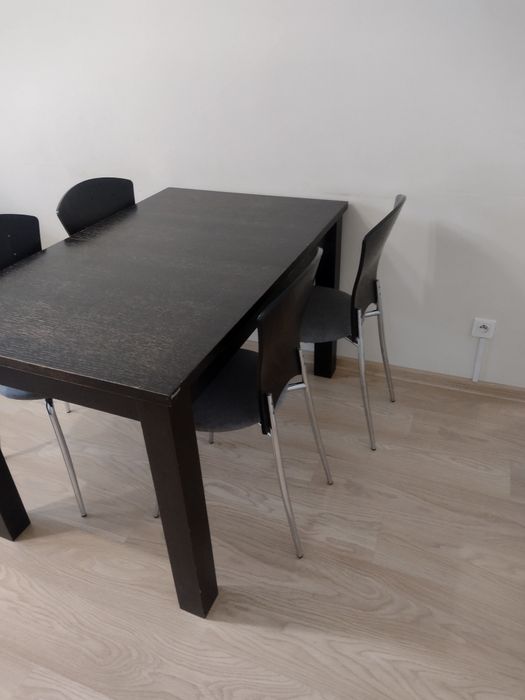 Stół rozkładany z krzesłami