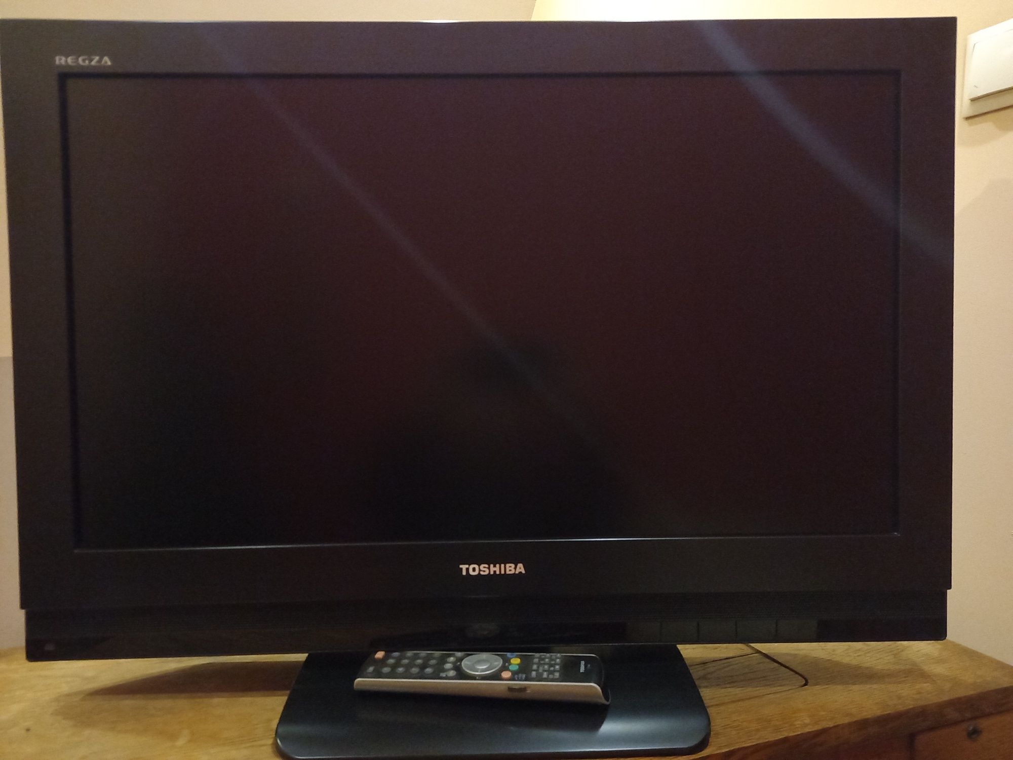 Toshiba LCD 32" colour TV