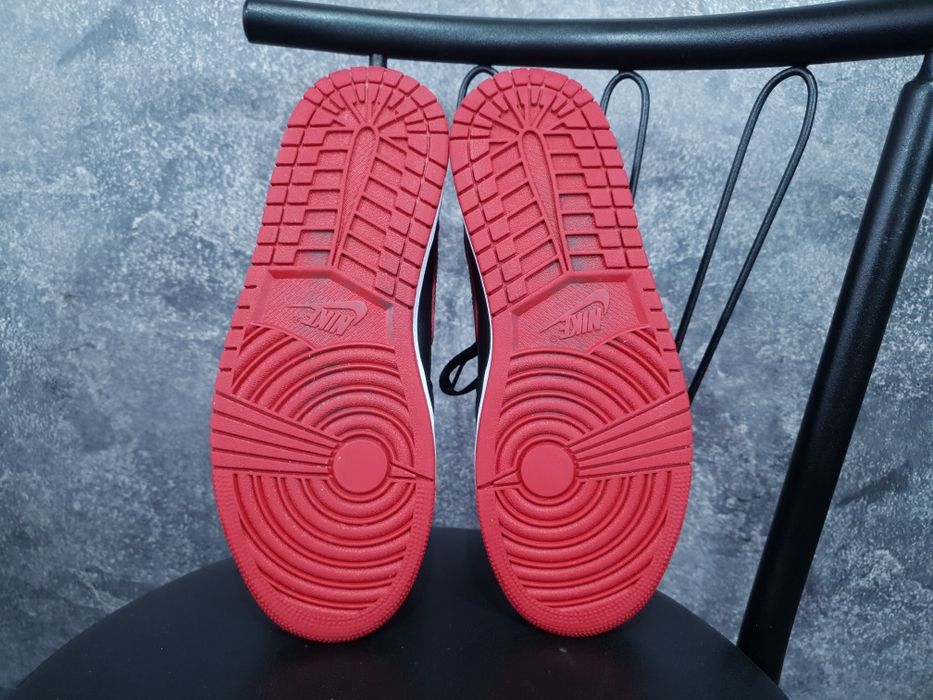 Чоловічі Кроссівки Кеди Nike Air Jordan 1 Mid Banned Оригінал