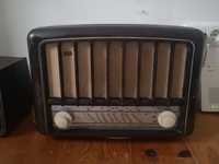Rádio antigo de madeira