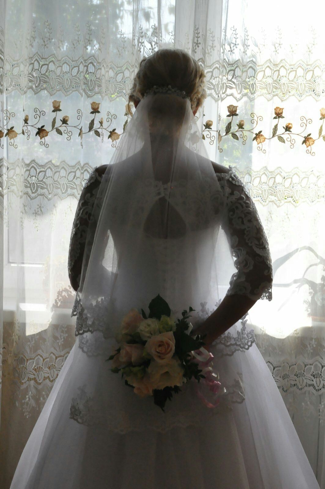 Весільна  біла сукня