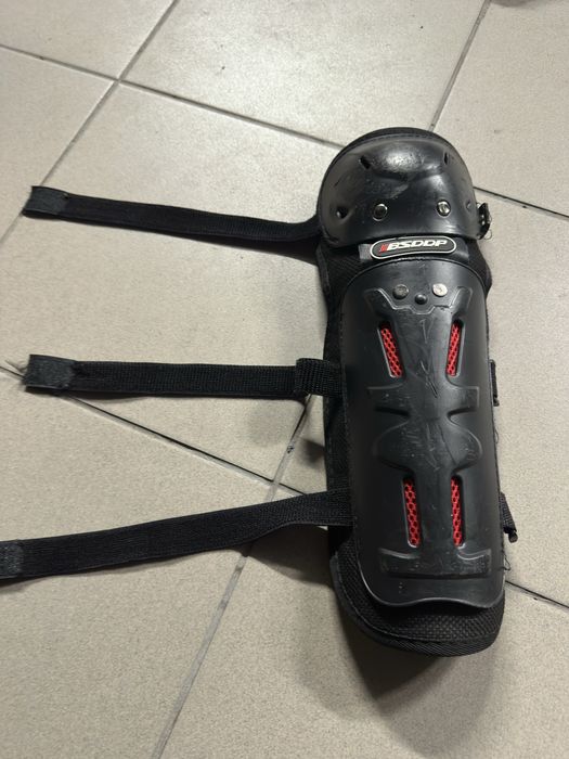Zestaw kask raven, gogle raven, ochraniacze i rekawice