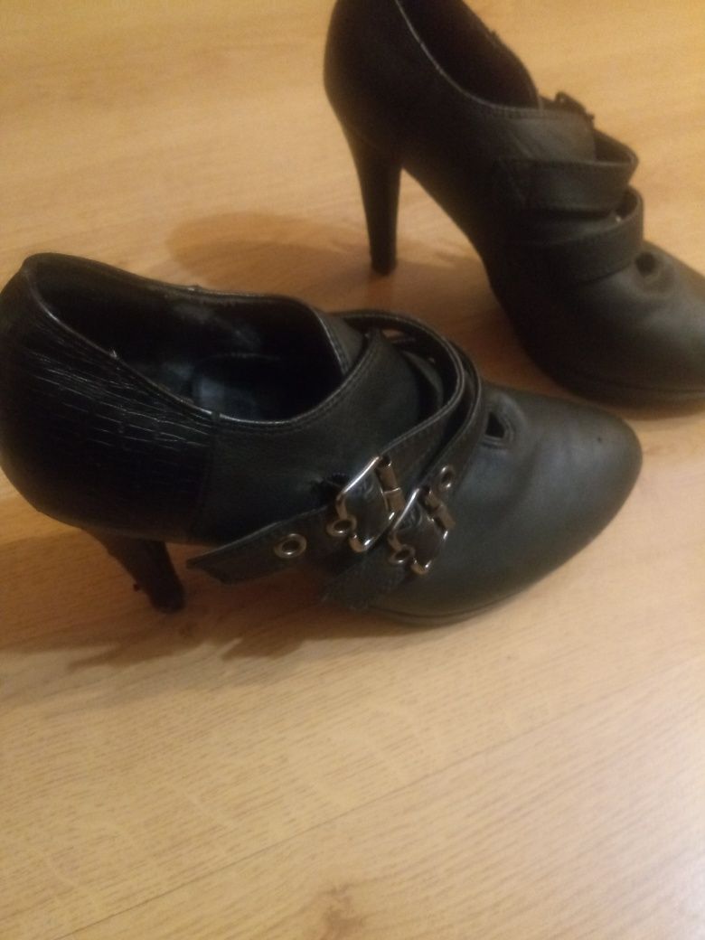 Buty na obcasie czarne Rozmiar 37 ze sklepu Deichmann