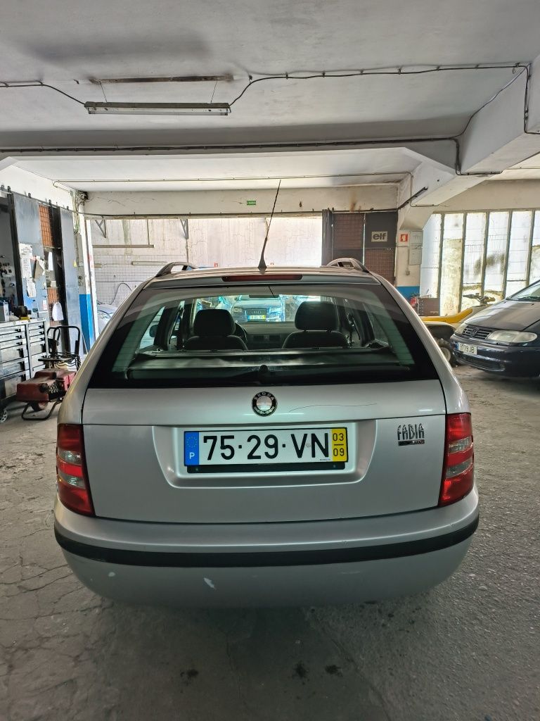 Skoda Fabia Break 1.2 ano 2003 apenas 200 mil kms