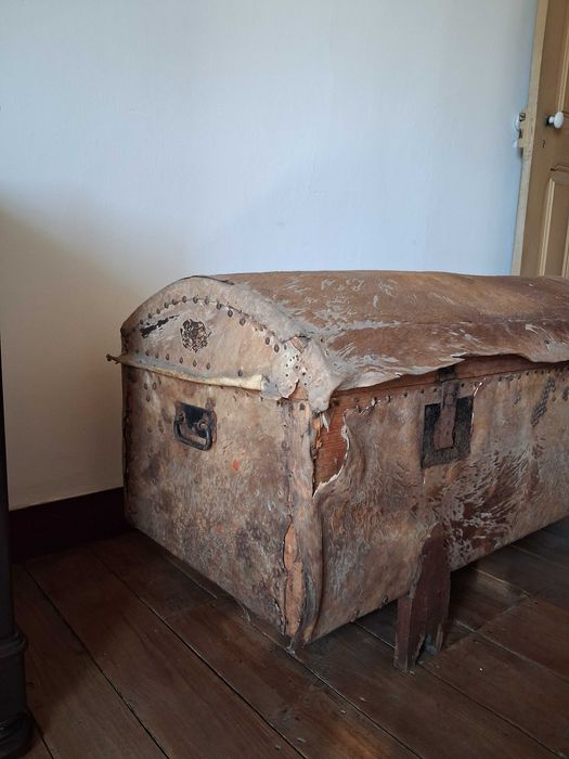 Baú / Arca Muito Antigo Revestido a Pele