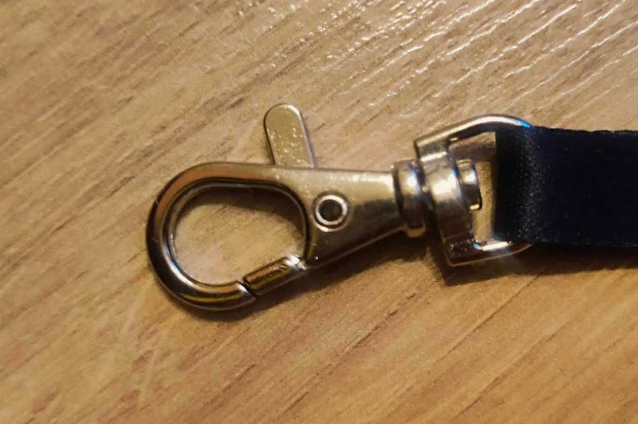 Smycz do kluczy lub identyfikatora czarna z nadrukiem