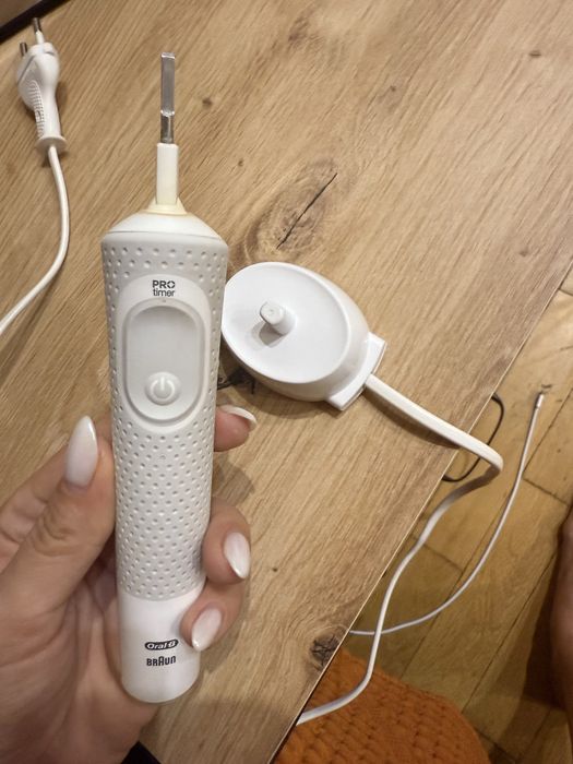 Електрична зубна зітка braun oral b vitality 3710
