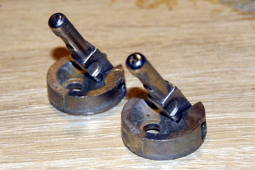 Шарниры крепления швейной машинки к столу или тумбе . Пара.