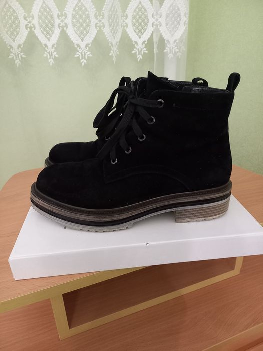 Зимове  жіноче  замшеве  взуття  на  цегейці, у  відмінному  стані.