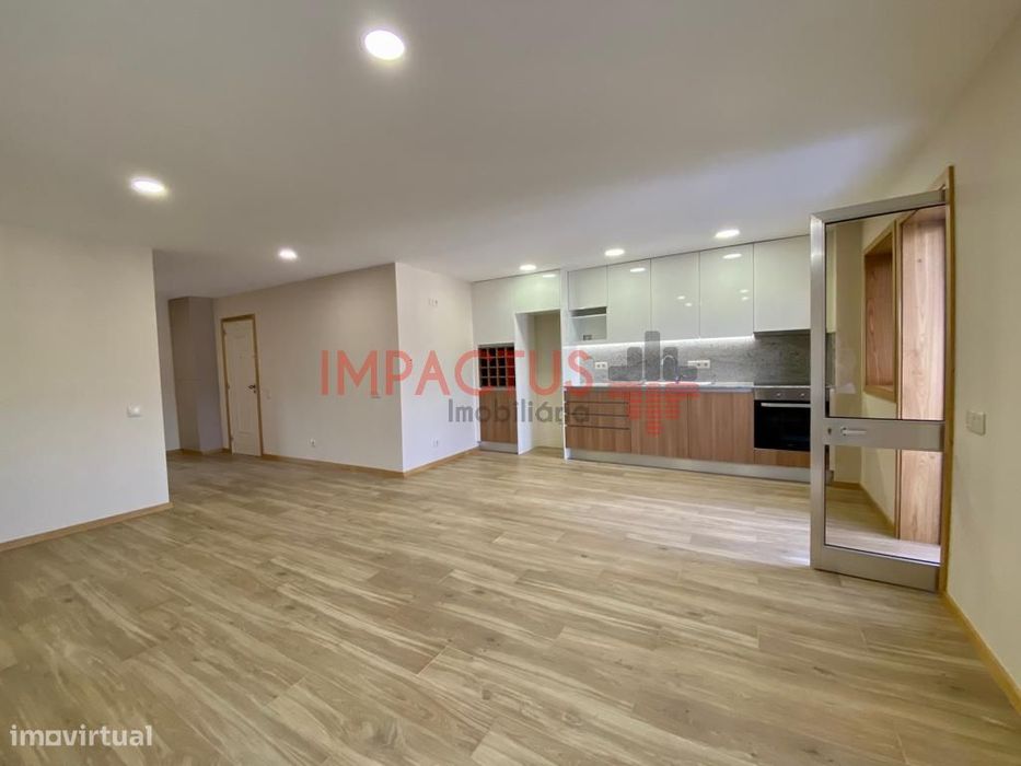 Apartamento T2+1 com box na Maia