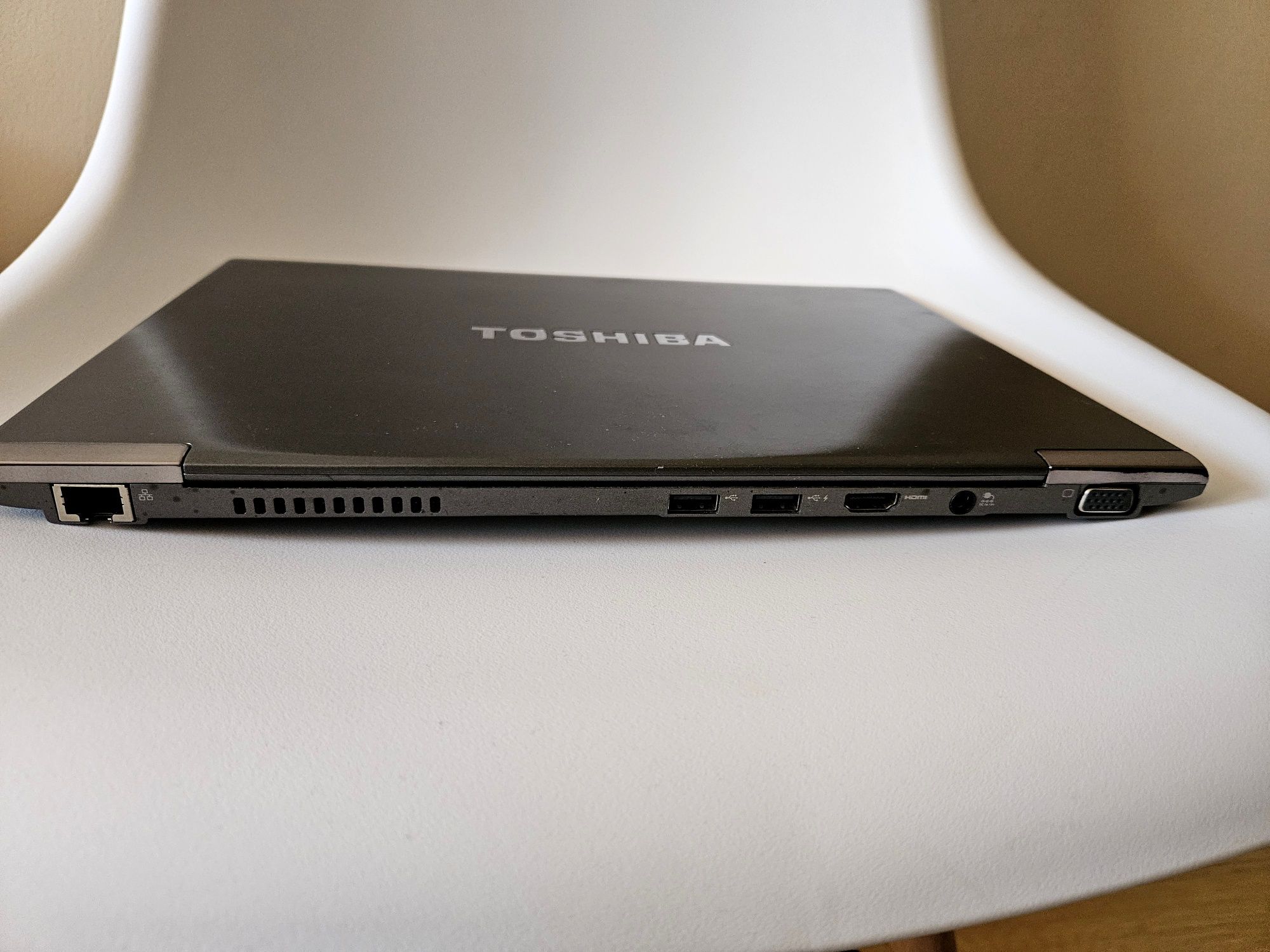 Ultrabook Toshiba 13.3 cala. Intel i5,10Gb ram,win 10, podświetlana kl