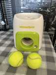 Brinquedo para cão com bola e ração.