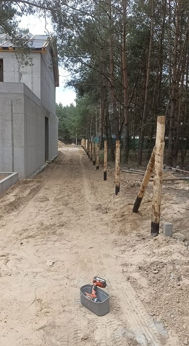 słupki,kołki stemple,paliki,ogrodzenie budowlane tymczasowe