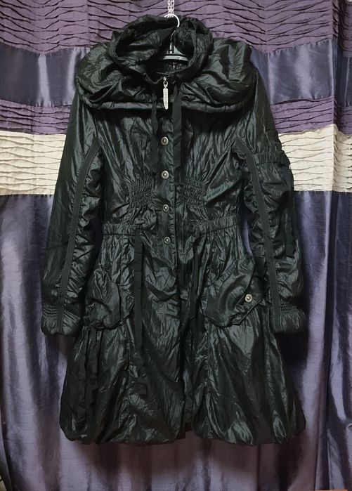 Плащ-пальто з капюшоном і великим коміром, на утепленій підкладці.