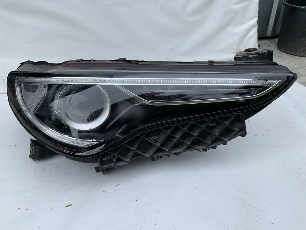 Права ксенонова фара Alfa Romeo Stelvio EU, б/у, зламано кріплення