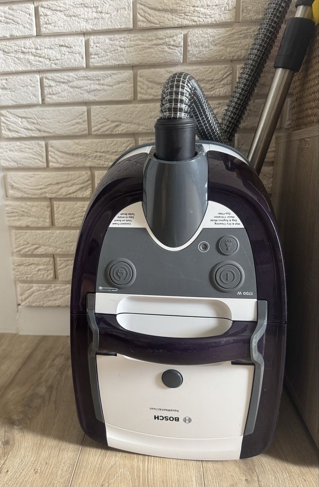 Пилосос миючий з аквафільтром Bosch BWD41740