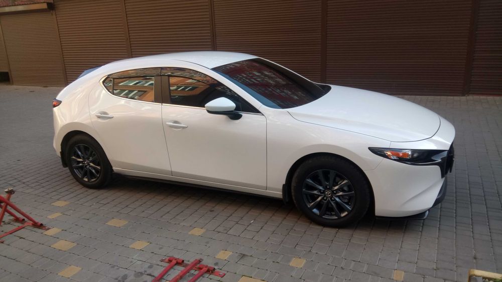 Мазда 3 автомат в белом цвете 2021г mazda 3 automat хэтчбек спорт авто