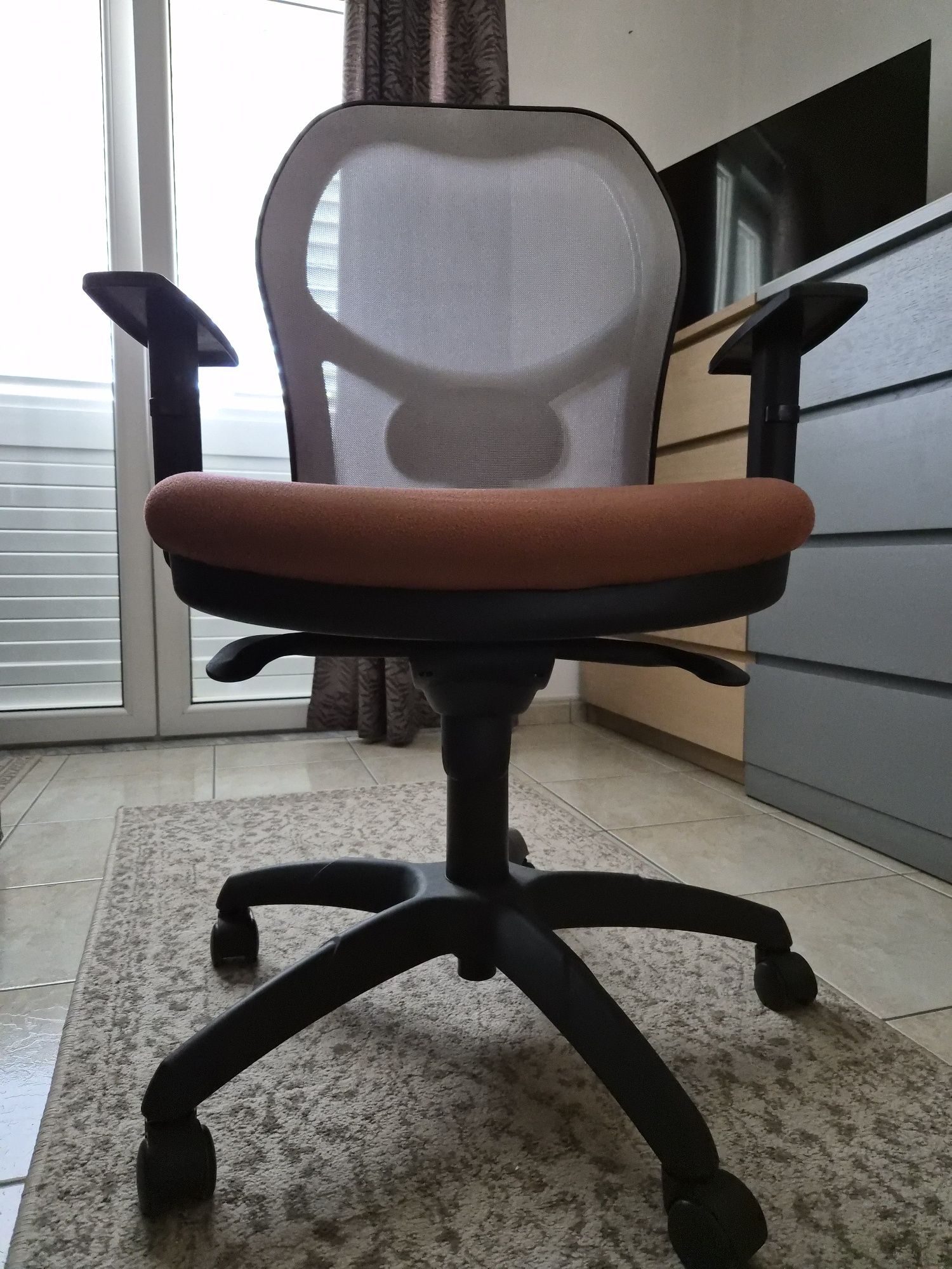 Cadeira escritório, braços e encosto lombar ajustáveis