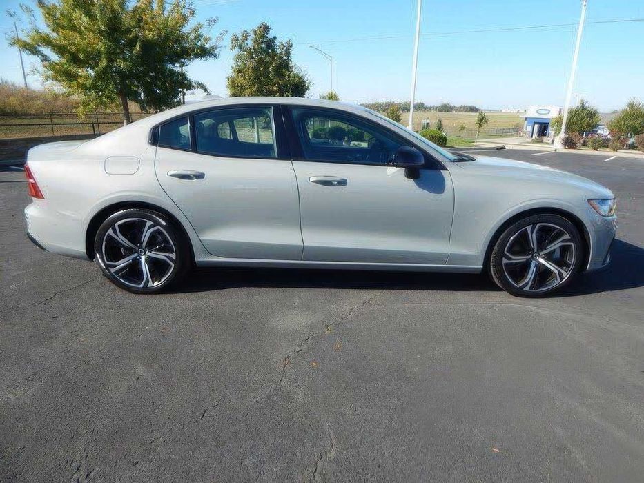 Volvo S60 B5 Core Dark Theme      2024