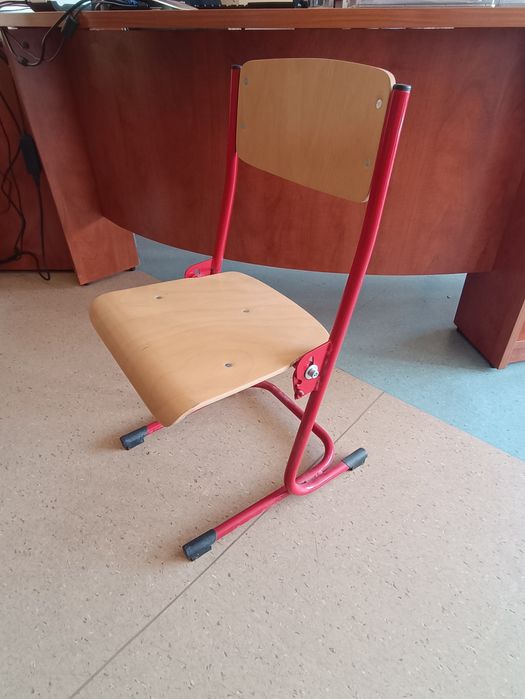 Niskie krzesełko dziecięce drewniane krzesło