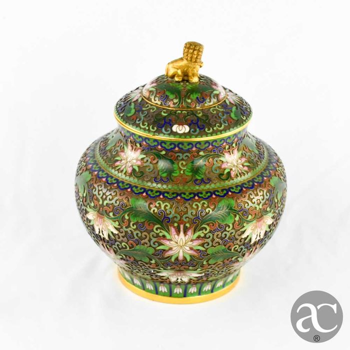 Pote com tampa em Cloisonné em relevo, finais séc. XIX