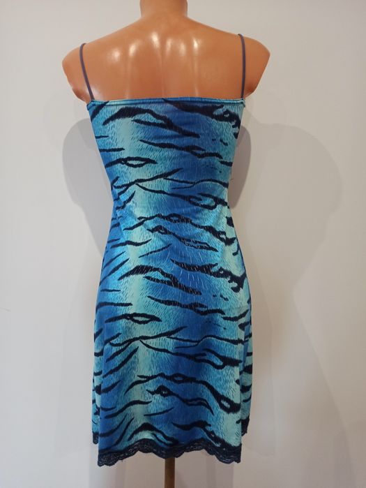 Sukienka rozciagliwa dopasowana na wąskich ramiączkach