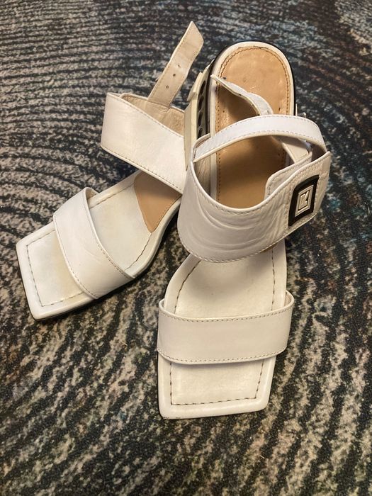 Женская обувь Сандалии белые с чёрным ….кожаные