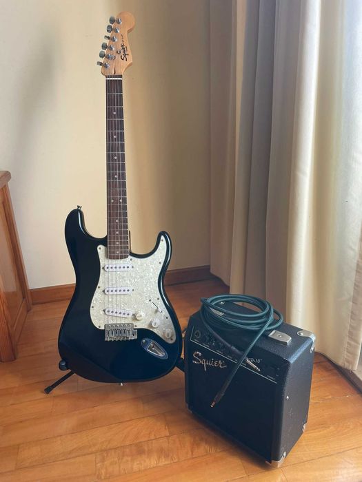 Conjunto Guitarra Fender Squier + Amplificador SP-10 + Acessórios