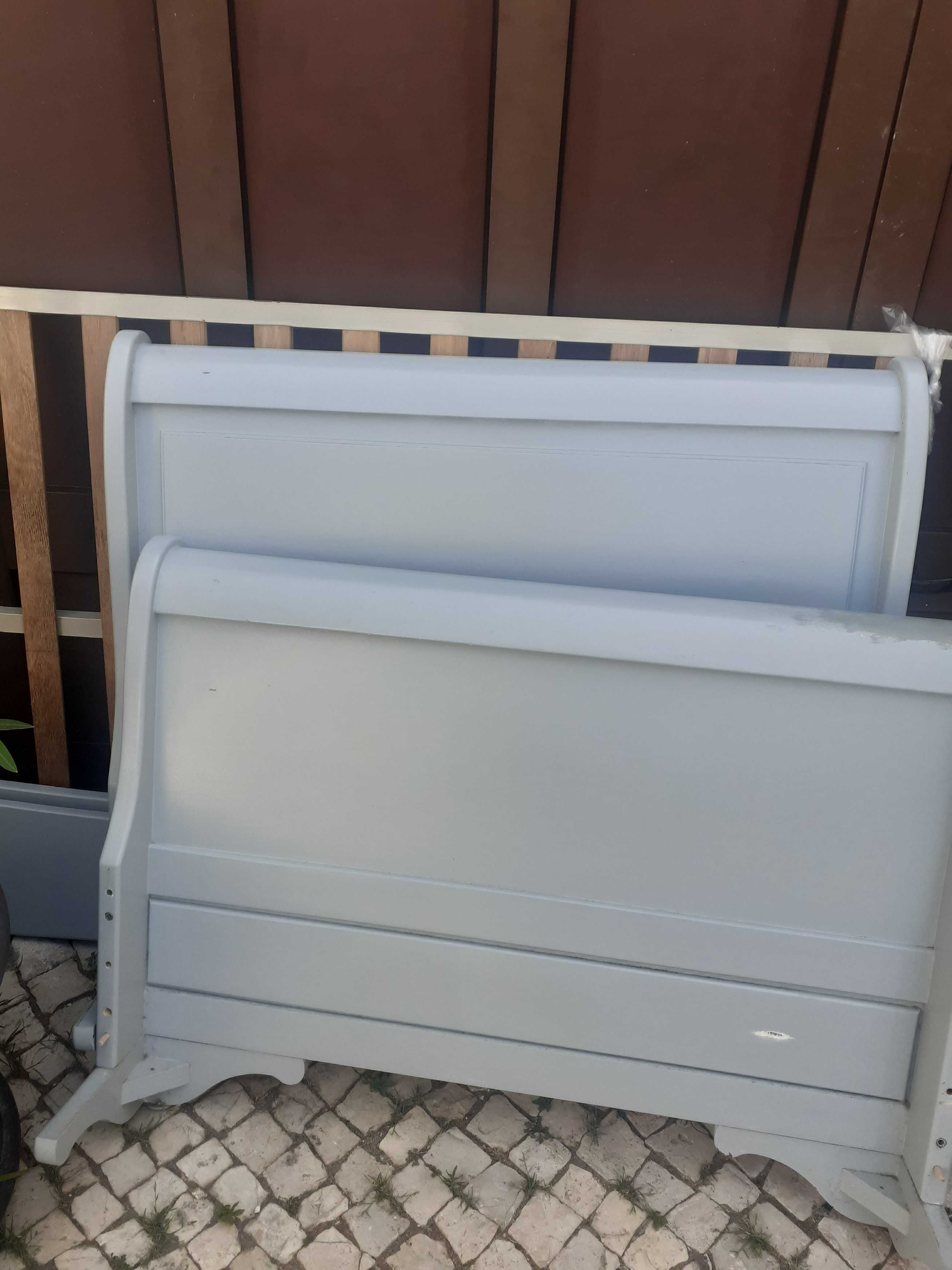 Cama solteiro em madeira maciça