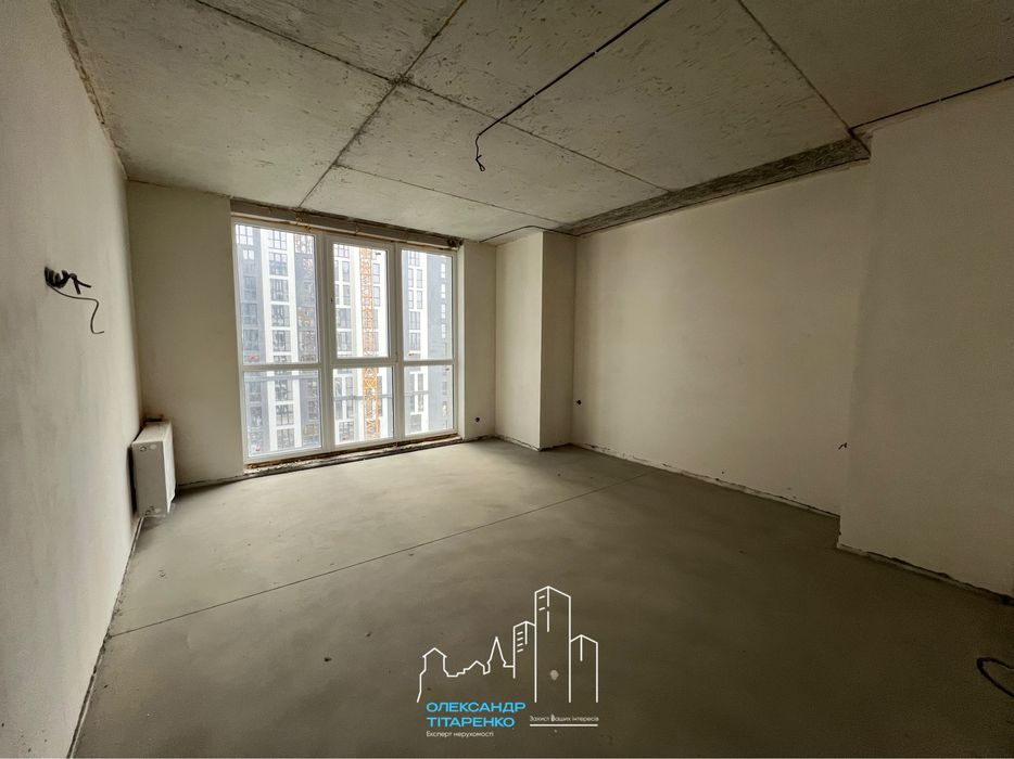 Простора квартира з покращеннями в зданому будинку!