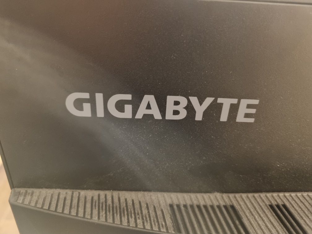 Monitor GIGABYTE G32QC zaokrąglony z wadą