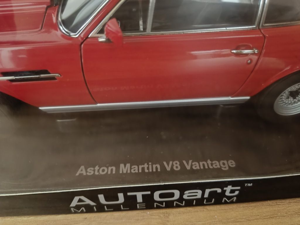 Aston Martin V8 Auto art