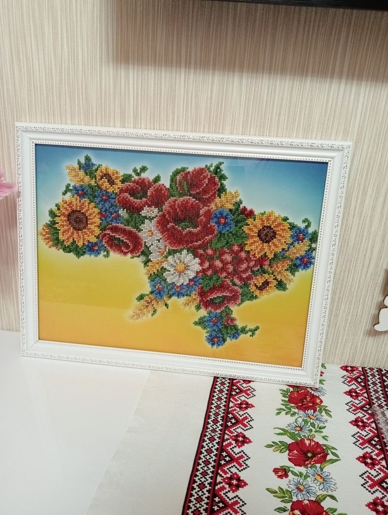 Вишита Квітуча Україна в рамці