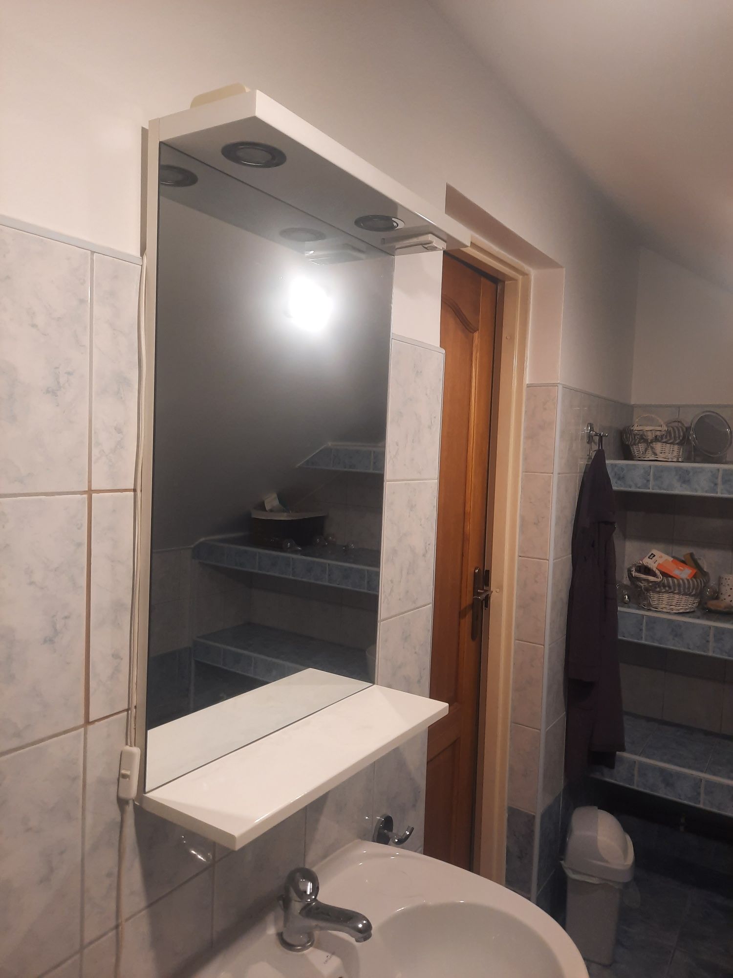 Sprzedam umywalkę z szafką i lustro