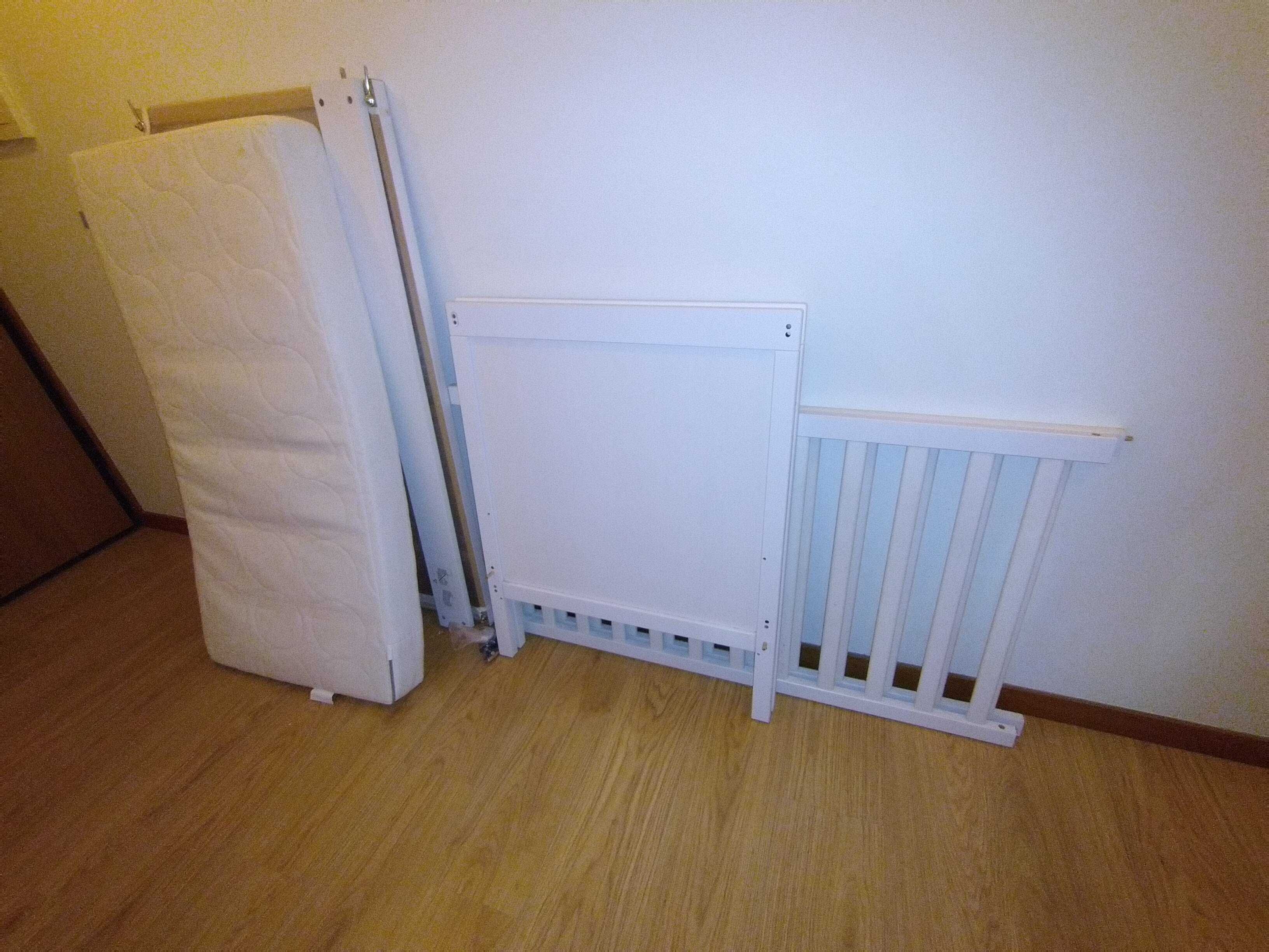 Vende-se cama + colchão + cobertura Ikea em branco