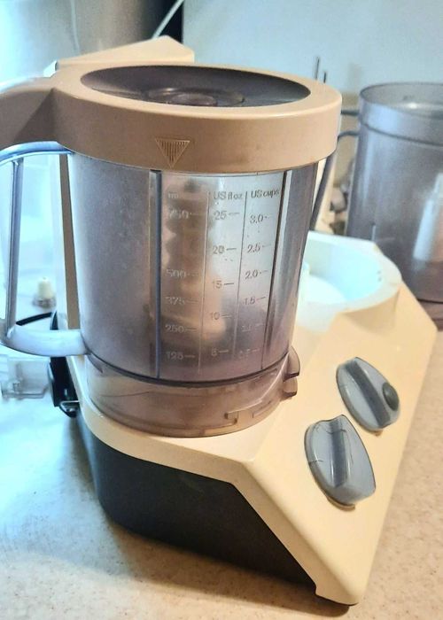 Кухонний комбайн Braun K 700 б/в, працює, є відломаний кусочок