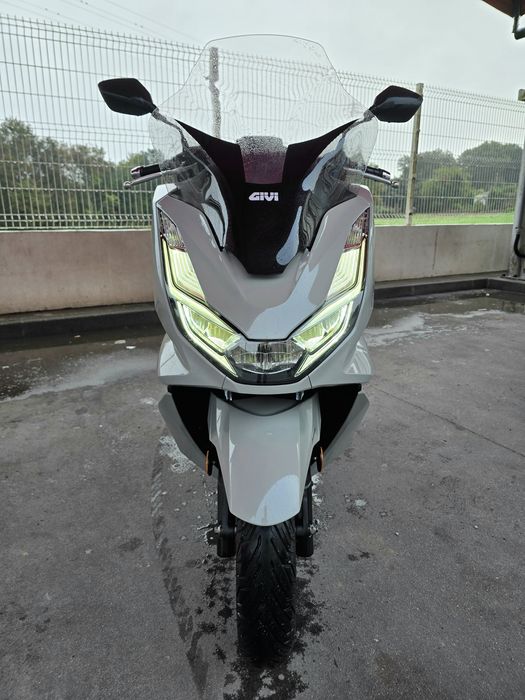 Honda pcx 125 ano 2024 com 10.500km
