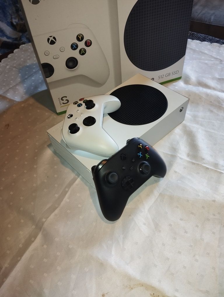 Sprzedam Xbox series s z dwoma padami