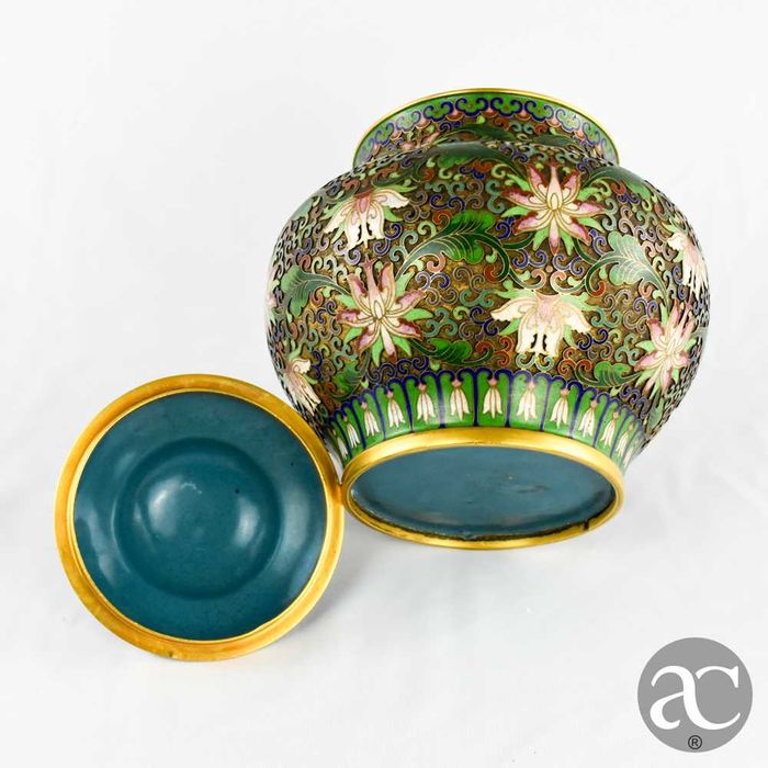 Pote com tampa em Cloisonné em relevo, finais séc. XIX