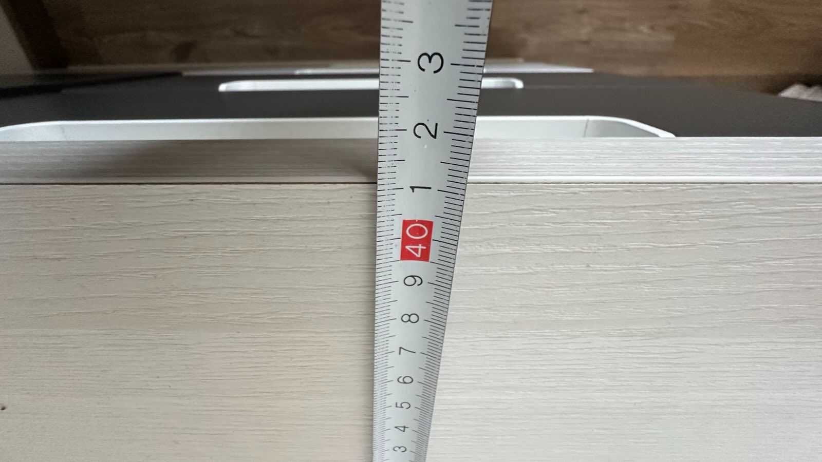 Cómoda de grande capacidade com 4 gavetas e 2 contentores