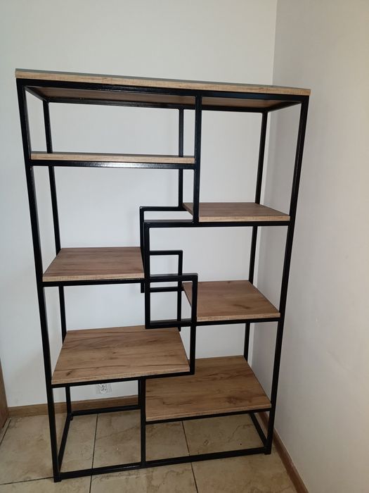 Regał metalowy z półkami