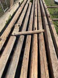 Belki ostro ciosane drewno z rozbiorki stodoły