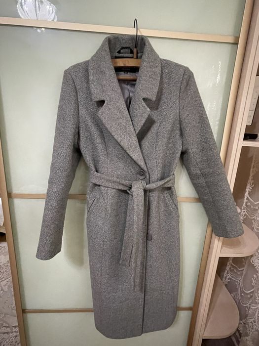 Жіноче пальто сірого кольору