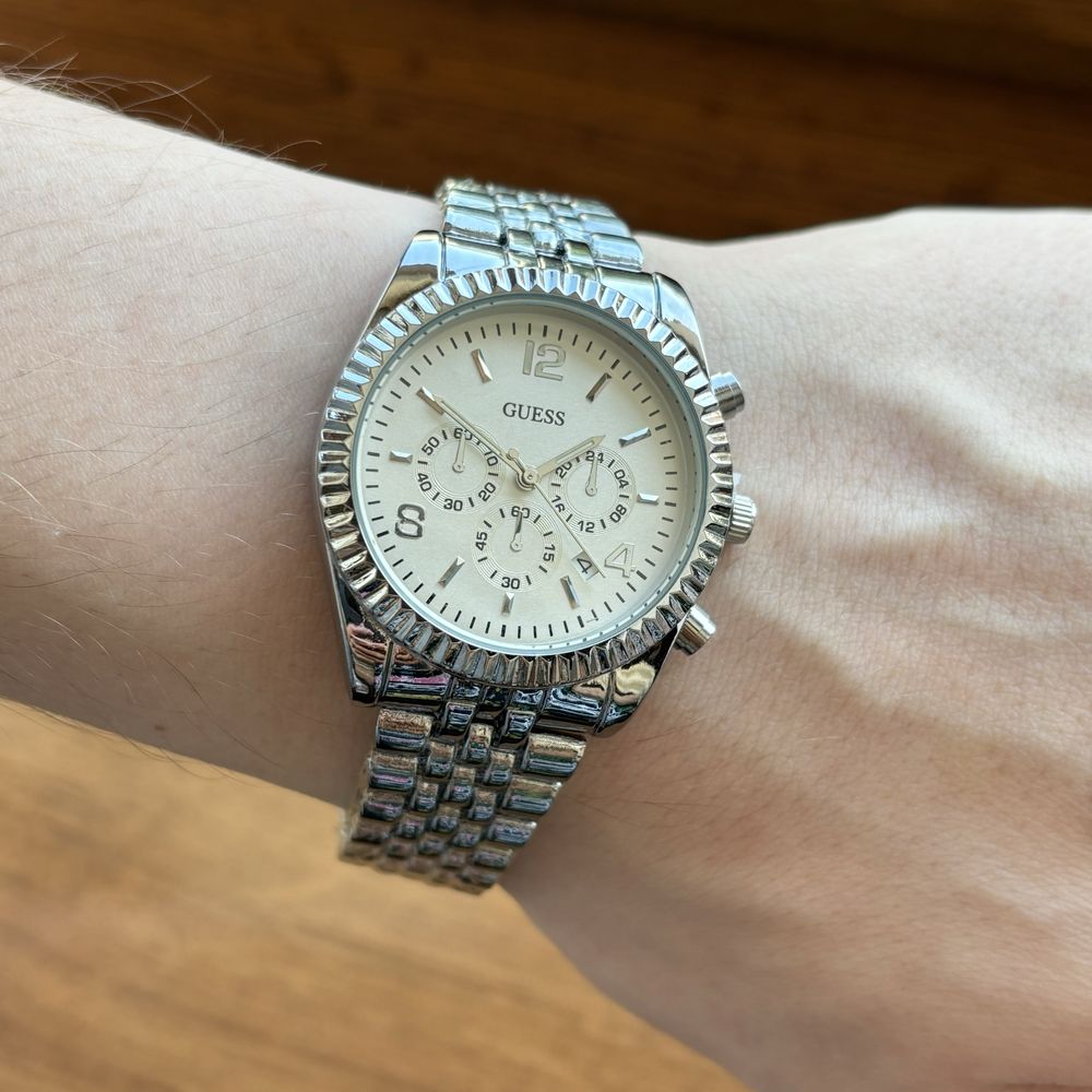 Жіночий годинник Guess на браслеті срібного кольору