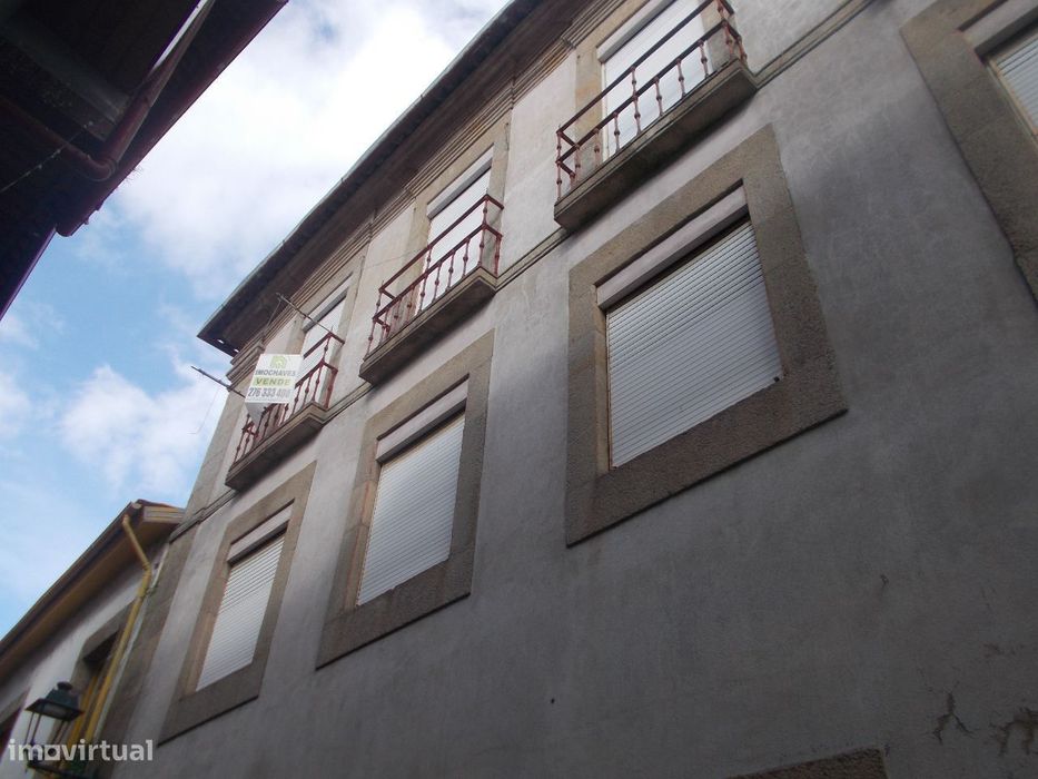 Centro Cidade Chaves 4 Apartamentos T2+1 e 1 Garagem / Arrumo