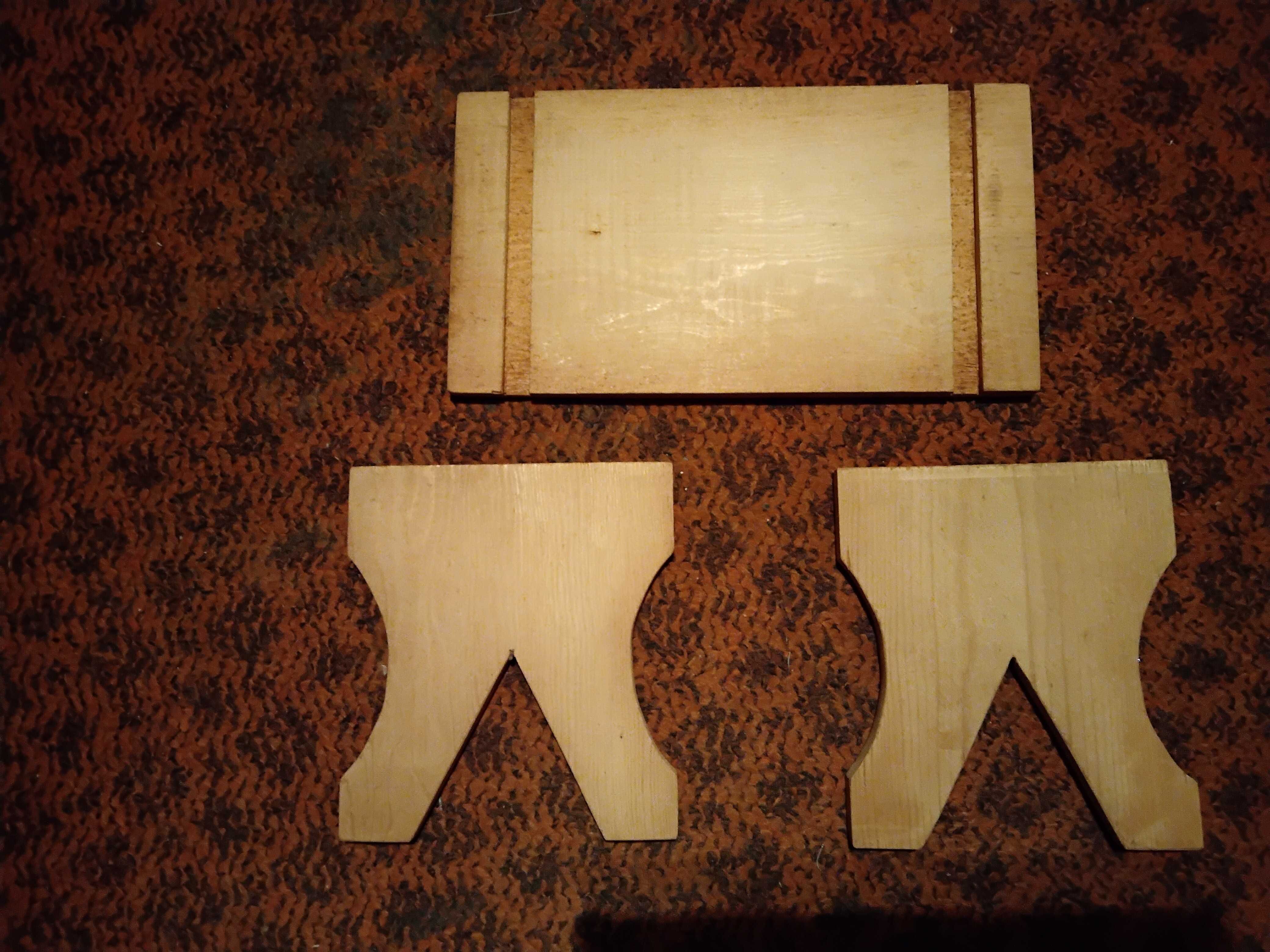 Заготовки из дерева для изготовления маленькой скамеечки-табуреточки .