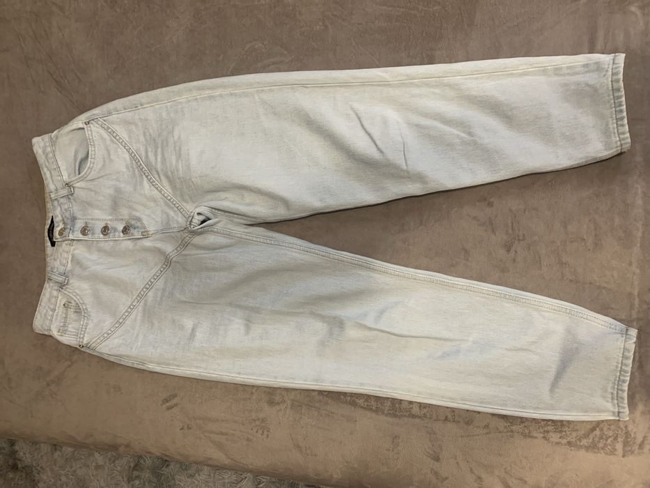 Світлі джинси mom fit