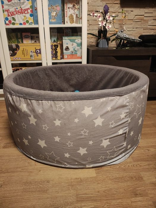 Suchy basen z kulkami