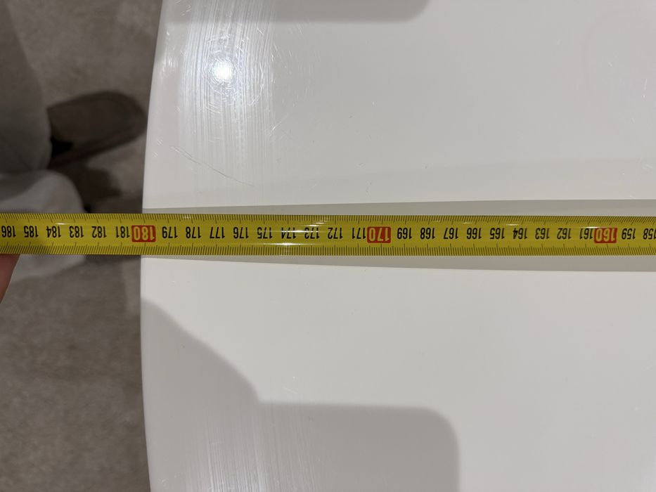 Mesa Oval Lacada em Branco