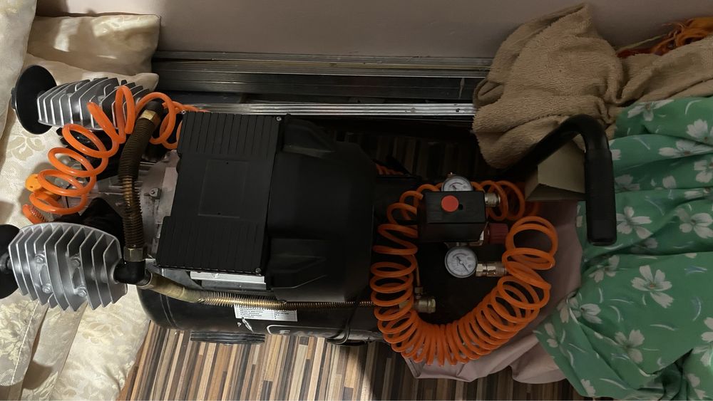 Повітряний поршневий компресор Falcon 50-2 > 3000вт, 420л/хв, ресив50л